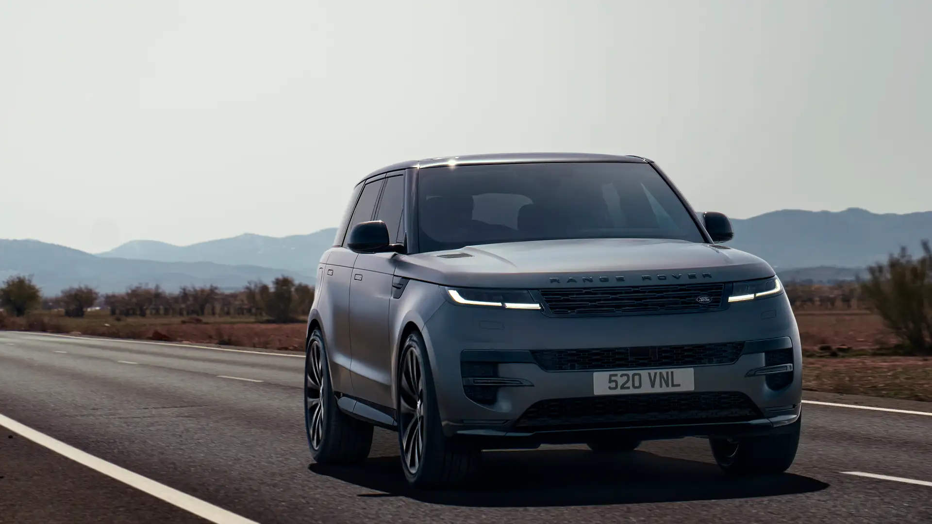 Der Range Rover Sport in der Frontansicht auf einer Landstraße. 